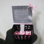 Na foto, cesta com fitas símbolo da campanha, que é laço rosa.