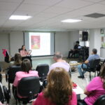Na foto, colaboradores do CRMV-SP , vestindo roupa com a cor rosa.