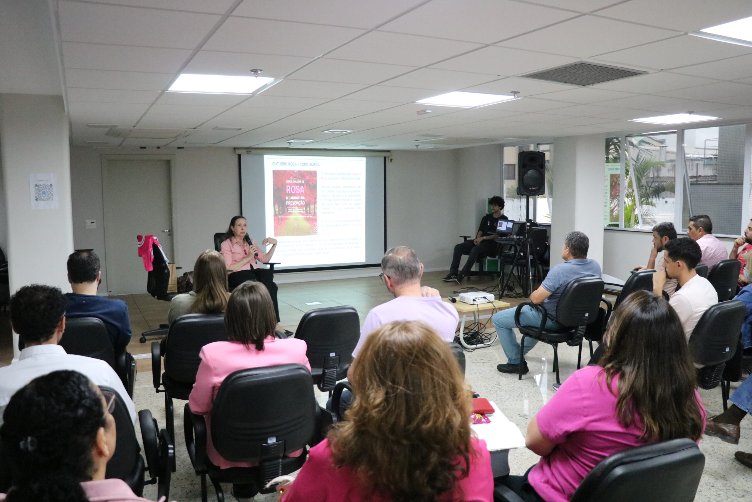Na foto, colaboradores do CRMV-SP , vestindo roupa com a cor rosa.