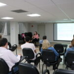 Na foto, colaboradores do CRMV-SP , vestindo roupa com a cor rosa.