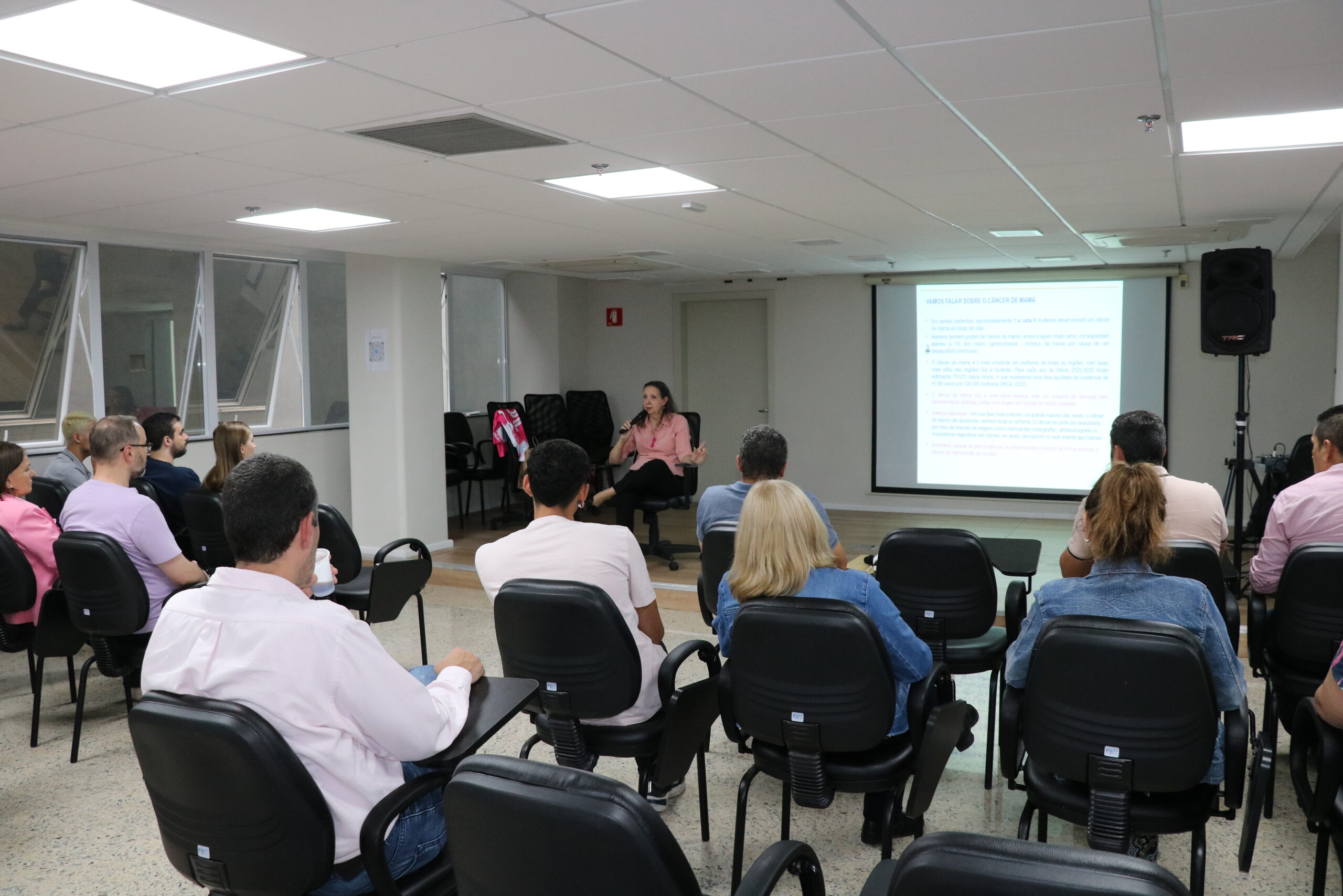 Na foto, colaboradores do CRMV-SP , vestindo roupa com a cor rosa.