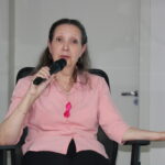 Na foto, a supervisora de gestão de pessoas, Rosana Souto, que dirigiu o encontro, contando sua experiência pessoal e seu trabalho para a conscientização sobre o câncer de mama.