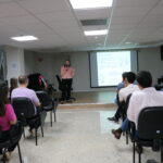 Na foto, colaboradores da autarquia e a apresentadora da palestra.