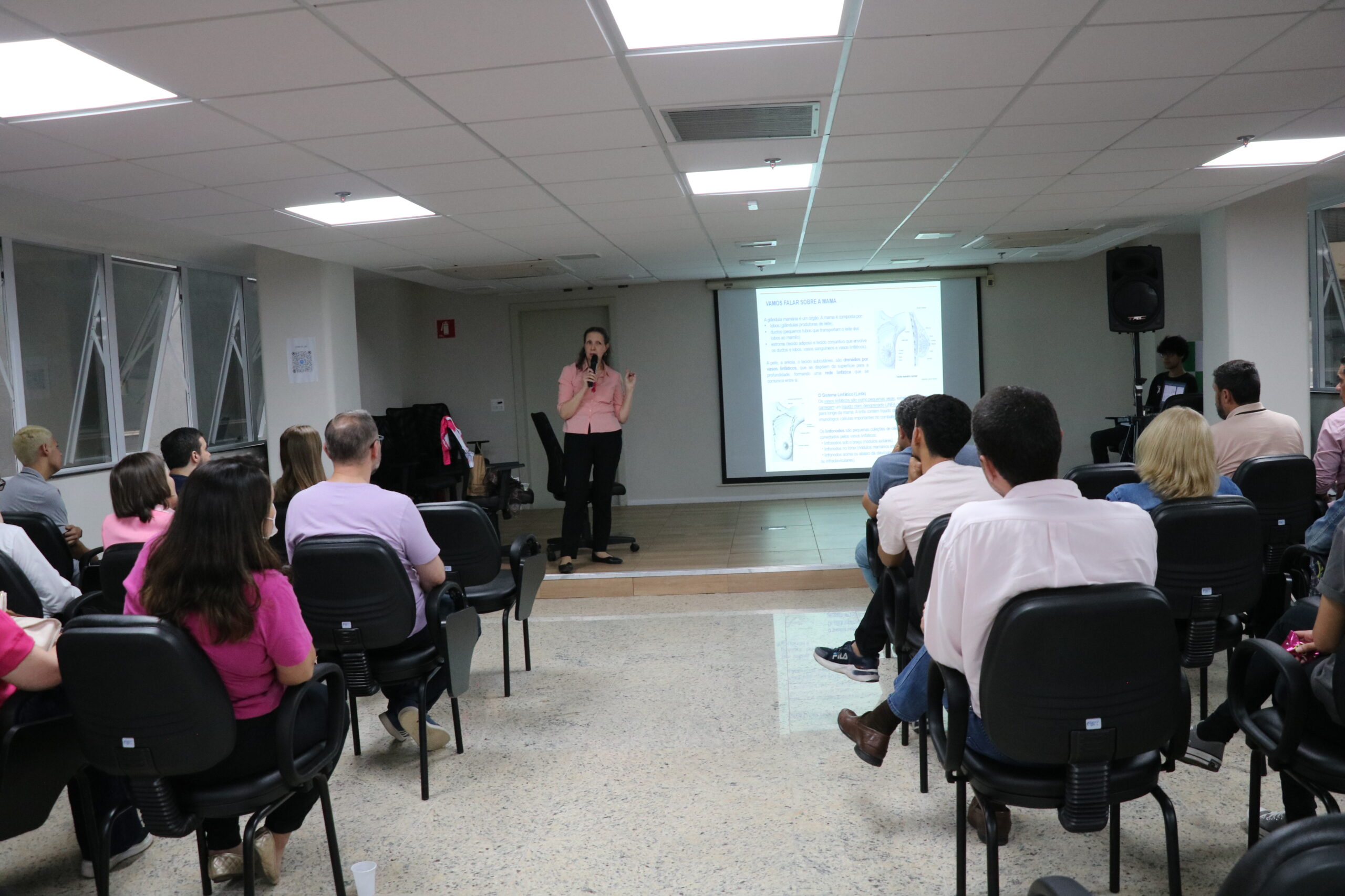 Na foto, colaboradores da autarquia e a apresentadora da palestra.