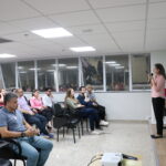 Na foto, colaboradores da autarquia, que compareceram vestindo peças de roupa com a cor rosa, e a palestrante e supervisora de gestão de pessoas, Rosana Souto, que dirigiu o encontro, contando sua experiência pessoal e seu trabalho para a conscientização sobre o câncer de mama.