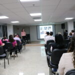 Na foto, colaboradores da autarquia, que compareceram vestindo peças de roupa com a cor rosa, e a palestrante e supervisora de gestão de pessoas, Rosana Souto, que dirigiu o encontro, contando sua experiência pessoal e seu trabalho para a conscientização sobre o câncer de mama.