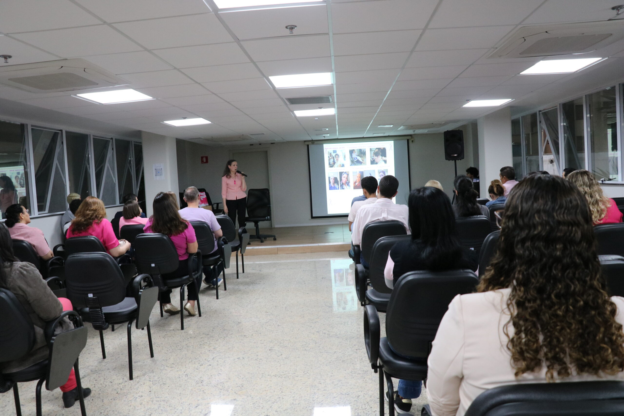 Na foto, colaboradores da autarquia, que compareceram vestindo peças de roupa com a cor rosa, e a palestrante e supervisora de gestão de pessoas, Rosana Souto, que dirigiu o encontro, contando sua experiência pessoal e seu trabalho para a conscientização sobre o câncer de mama.