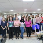 Na foto, posam colaboradores da autarquia, vestindo peças de roupa na cor rosa.