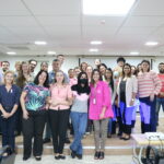 Colaboradores do CRMV-SP posam para a foto, vestindo roupa com a cor rosa.