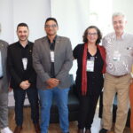 A imagem mostra os membros da Comissão do Regional posando para foto ao lado de outros participantes.
