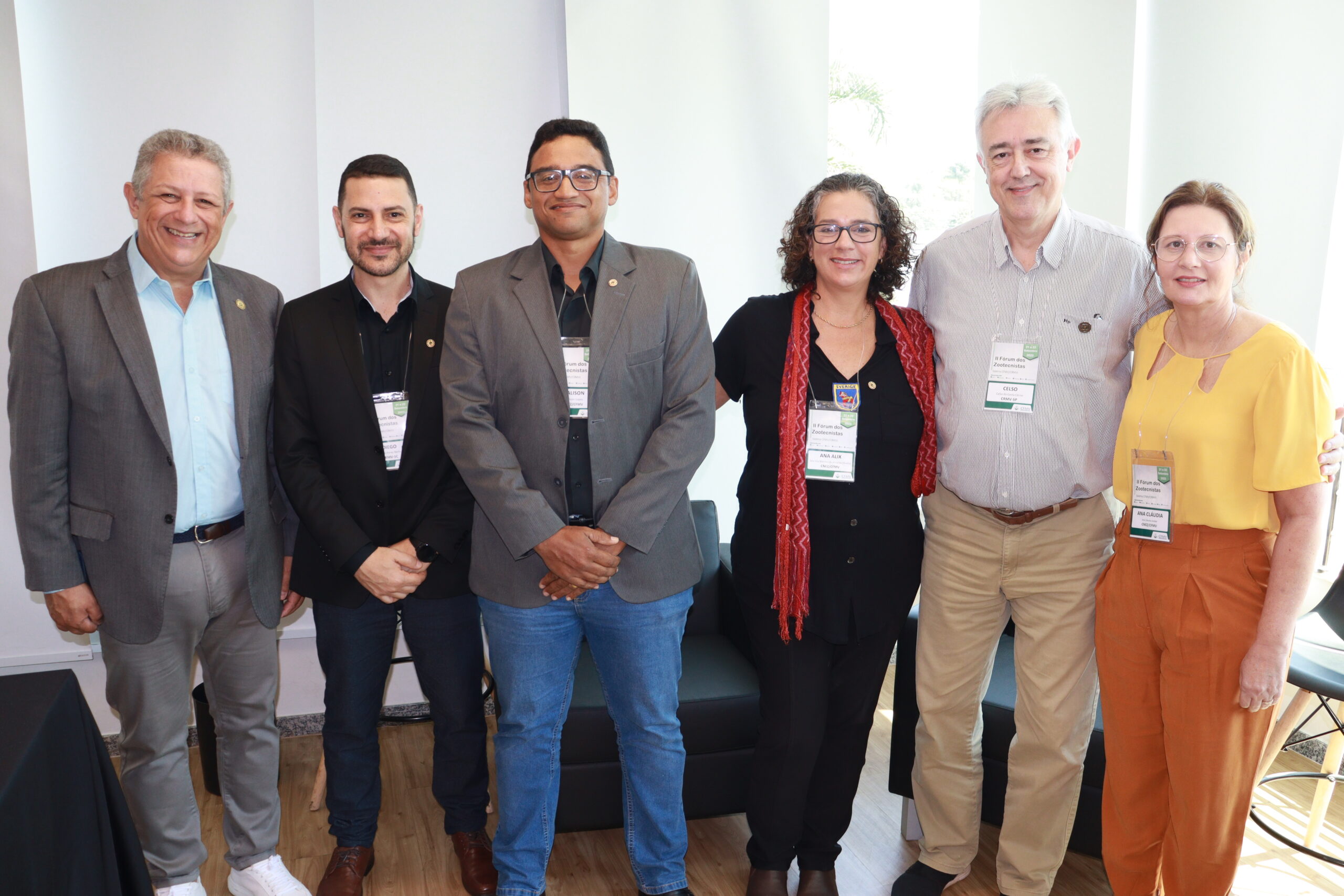 A imagem mostra os membros da Comissão do Regional posando para foto ao lado de outros participantes.