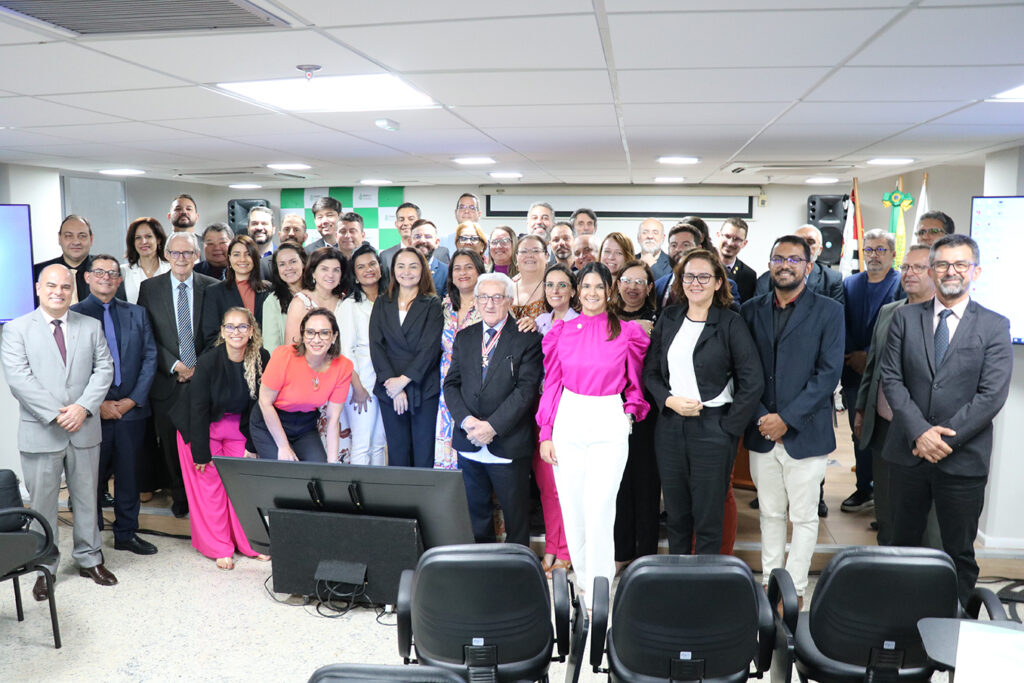 A foto mostra todos os secretários e vice-presidentes posando para foto.