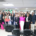 A foto mostra todos os secretários e vice-presidentes posando para foto.