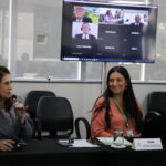 Na foto, estão duas mulheres do plenário sentadas na sala.
