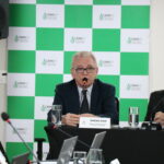 Na foto, o presidente do CRMV-SP está sentado.