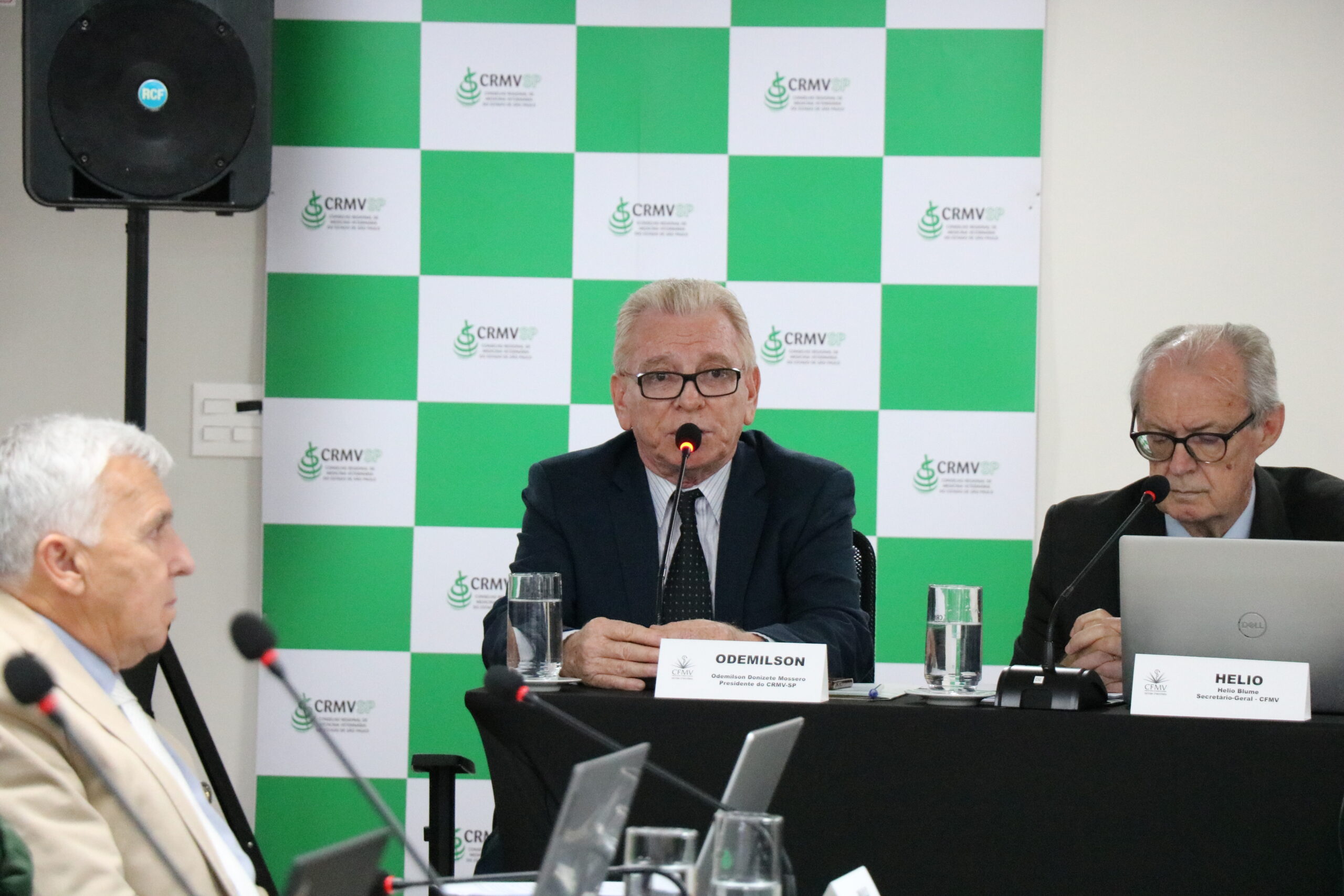 Na foto, o presidente do CRMV-SP está sentado.