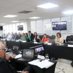 Na foto, membros do plenário estão sentados na sala.