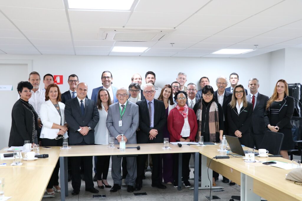 Presidentes de Comissões Técnicas, diretores e coordenadores posam de pé lado a lado para a foto. Os presidentes do CFMV e do CRMV-SP estão posicionados ao centro.