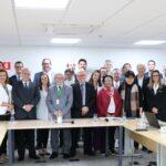 Presidentes de Comissões Técnicas, diretores e coordenadores posam de pé lado a lado para a foto. Os presidentes do CFMV e do CRMV-SP estão posicionados ao centro.