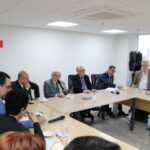 Visão parcial da sala em que é possível ver alguns presidentes de comissões do CRMV-SP, membros da Diretoria Executiva do Regional e o presidente do CFMV falando ao microfone.