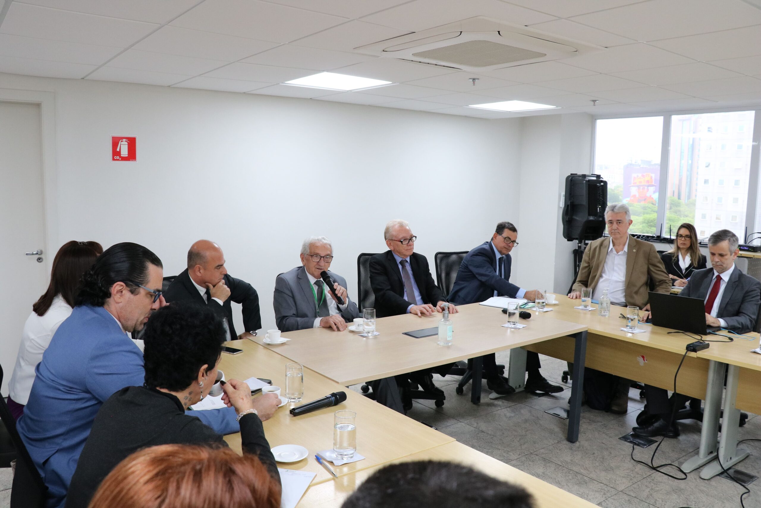 Visão parcial da sala em que é possível ver alguns presidentes de comissões do CRMV-SP, membros da Diretoria Executiva do Regional e o presidente do CFMV falando ao microfone.