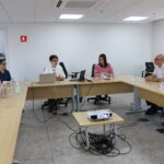 Na foto, membros do treinamento sentados.