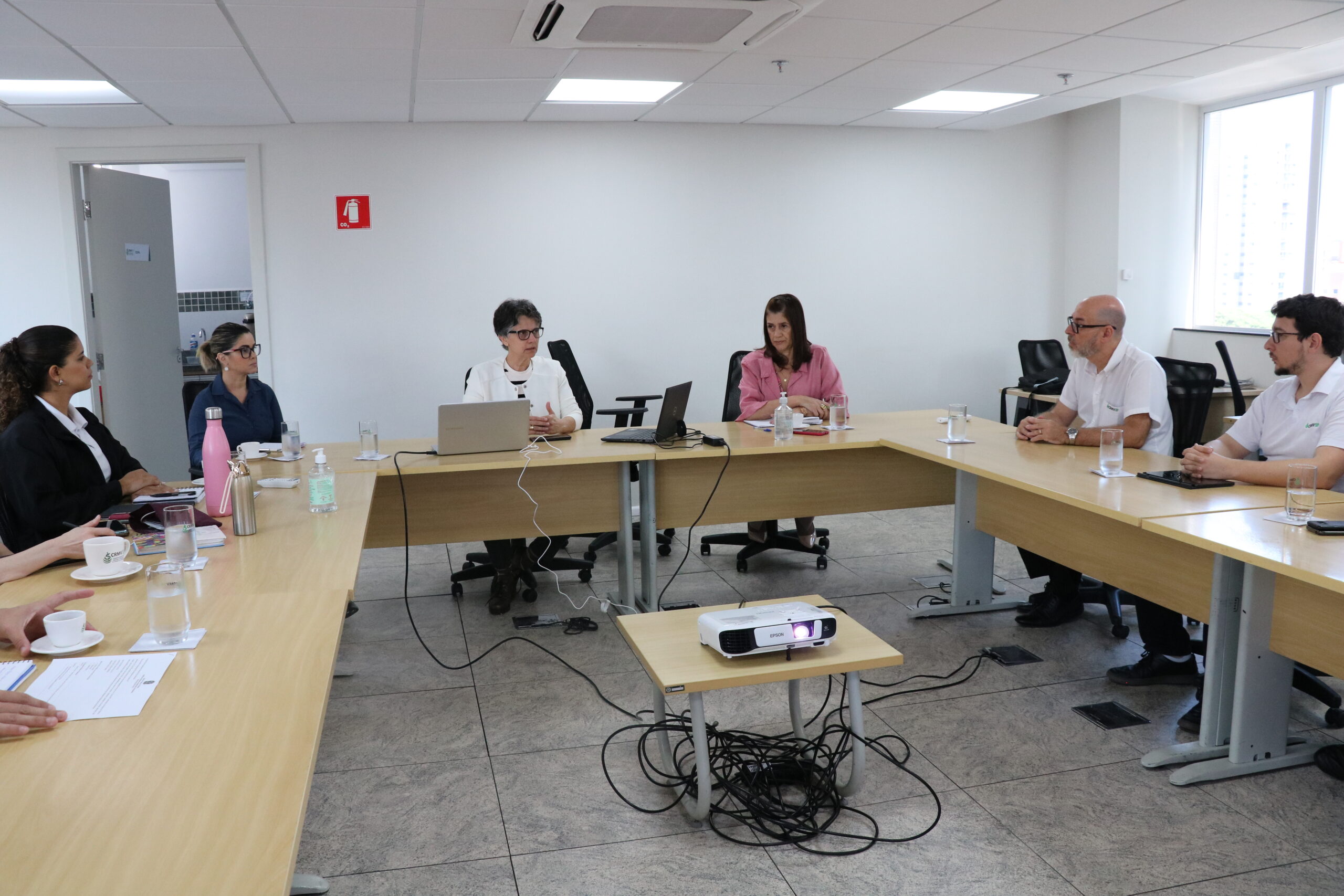 Na foto, membros do treinamento sentados.