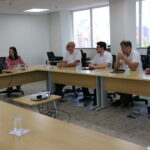 Na foto, membros do treinamento sentados.