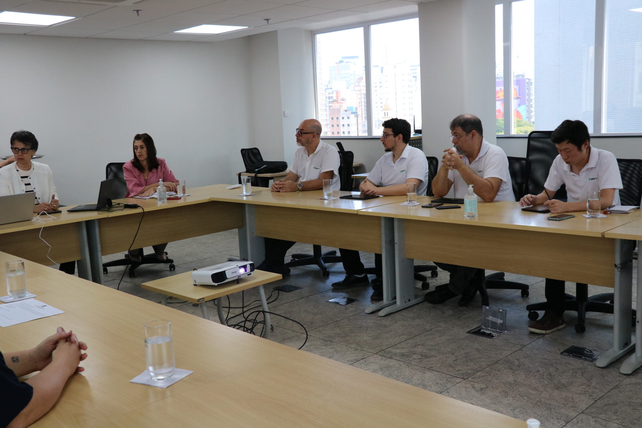 Na foto, membros do treinamento sentados.