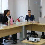 Na foto, membros do treinamento sentados.