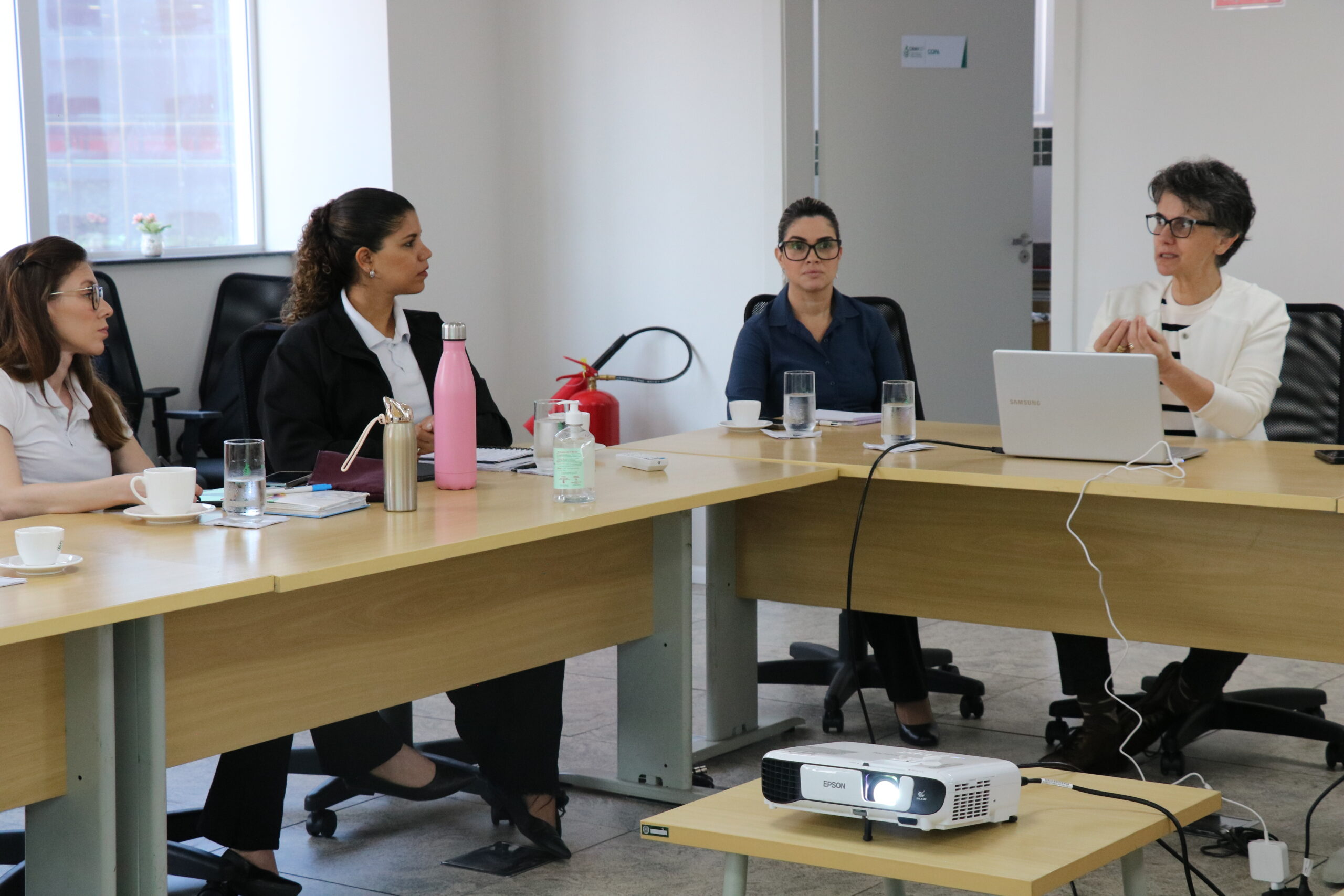 Na foto, membros do treinamento sentados.