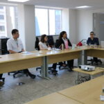 Na foto, da esquerda para a direita: a integrante da Comissão de Pesquisa Clínica Veterinária do CRMV-SP, Gisele Kindlein; o diretor técnico médico-veterinário, Leonardo Burlini; as fiscais Mariana Moraes e Carla Maria Carvalho; a integrante e a presidente da Comissão de Pesquisa Clínica Veterinária do Regional, Tatiana Gotti e Greyce Balthazar Lousana.