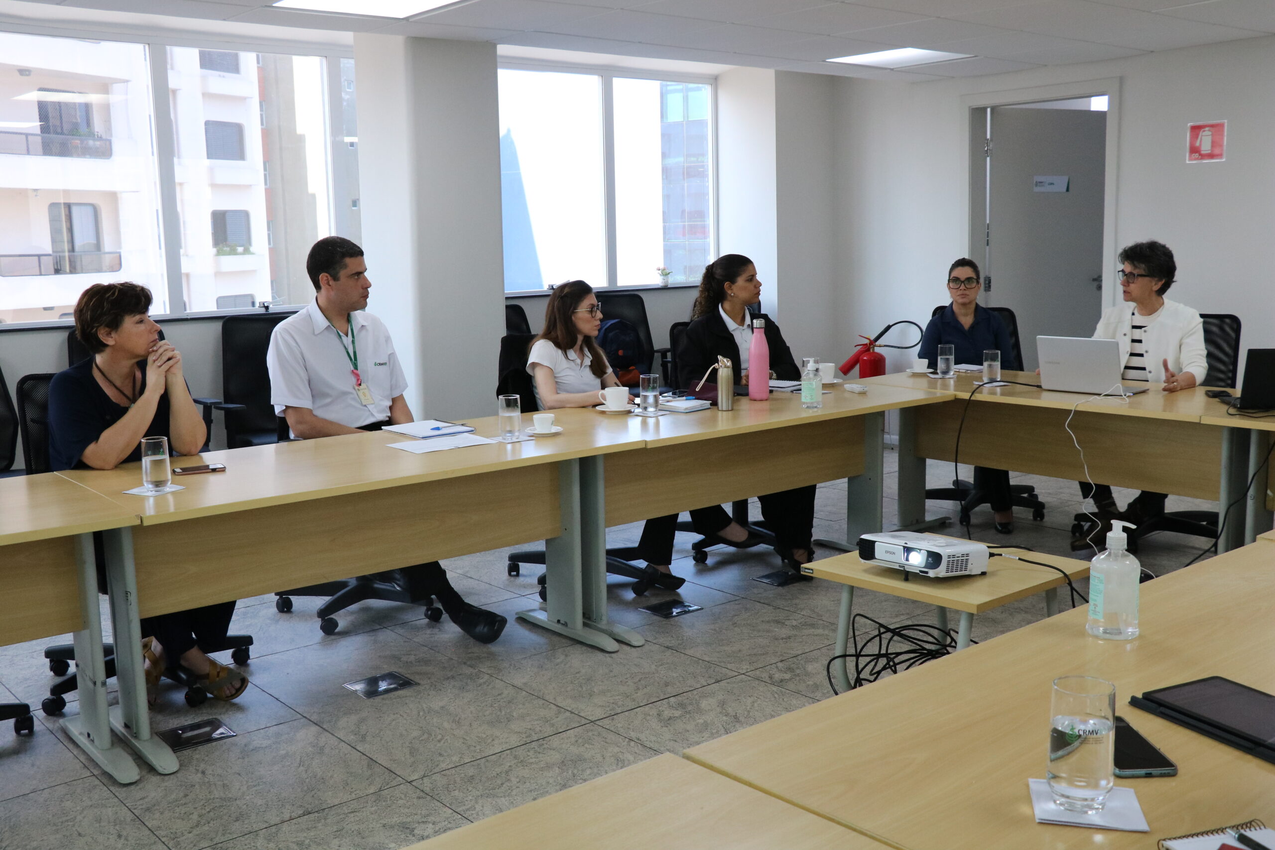 Na foto, da esquerda para a direita: a integrante da Comissão de Pesquisa Clínica Veterinária do CRMV-SP, Gisele Kindlein; o diretor técnico médico-veterinário, Leonardo Burlini; as fiscais Mariana Moraes e Carla Maria Carvalho; a integrante e a presidente da Comissão de Pesquisa Clínica Veterinária do Regional, Tatiana Gotti e Greyce Balthazar Lousana.