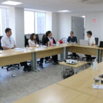 Na foto, da esquerda para a direita: a integrante da Comissão de Pesquisa Clínica Veterinária do CRMV-SP, Gisele Kindlein; o diretor técnico médico-veterinário, Leonardo Burlini; as fiscais Mariana Moraes e Carla Maria Carvalho; a integrante e a presidente da Comissão de Pesquisa Clínica Veterinária do Regional, Tatiana Gotti e Greyce Balthazar Lousana; e a tesoureira e presidente da Comissão de Responsabilidade Técnica do CRMV-SP, Rosemary Viola Bosch.