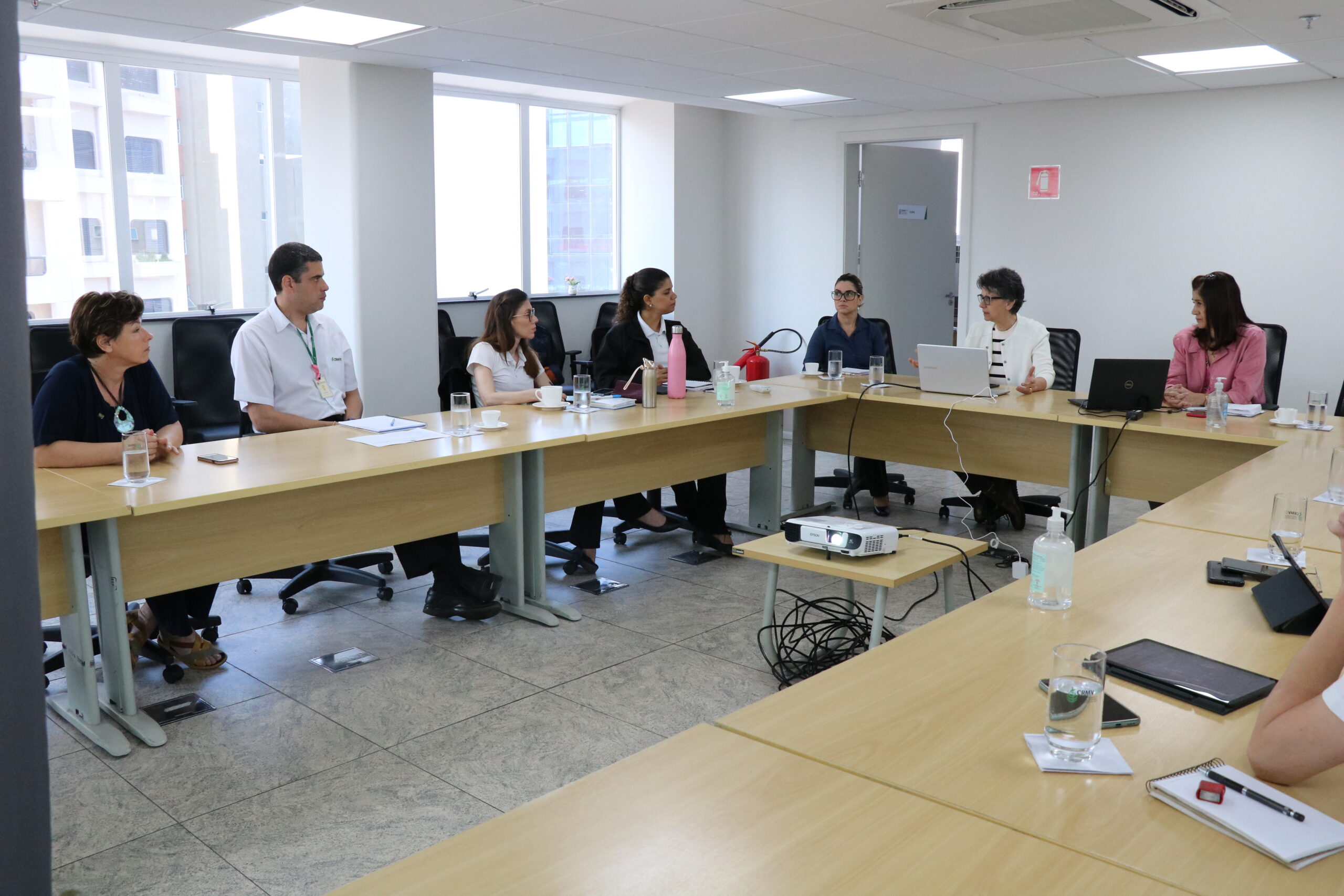 Na foto, da esquerda para a direita: a integrante da Comissão de Pesquisa Clínica Veterinária do CRMV-SP, Gisele Kindlein; o diretor técnico médico-veterinário, Leonardo Burlini; as fiscais Mariana Moraes e Carla Maria Carvalho; a integrante e a presidente da Comissão de Pesquisa Clínica Veterinária do Regional, Tatiana Gotti e Greyce Balthazar Lousana; e a tesoureira e presidente da Comissão de Responsabilidade Técnica do CRMV-SP, Rosemary Viola Bosch.