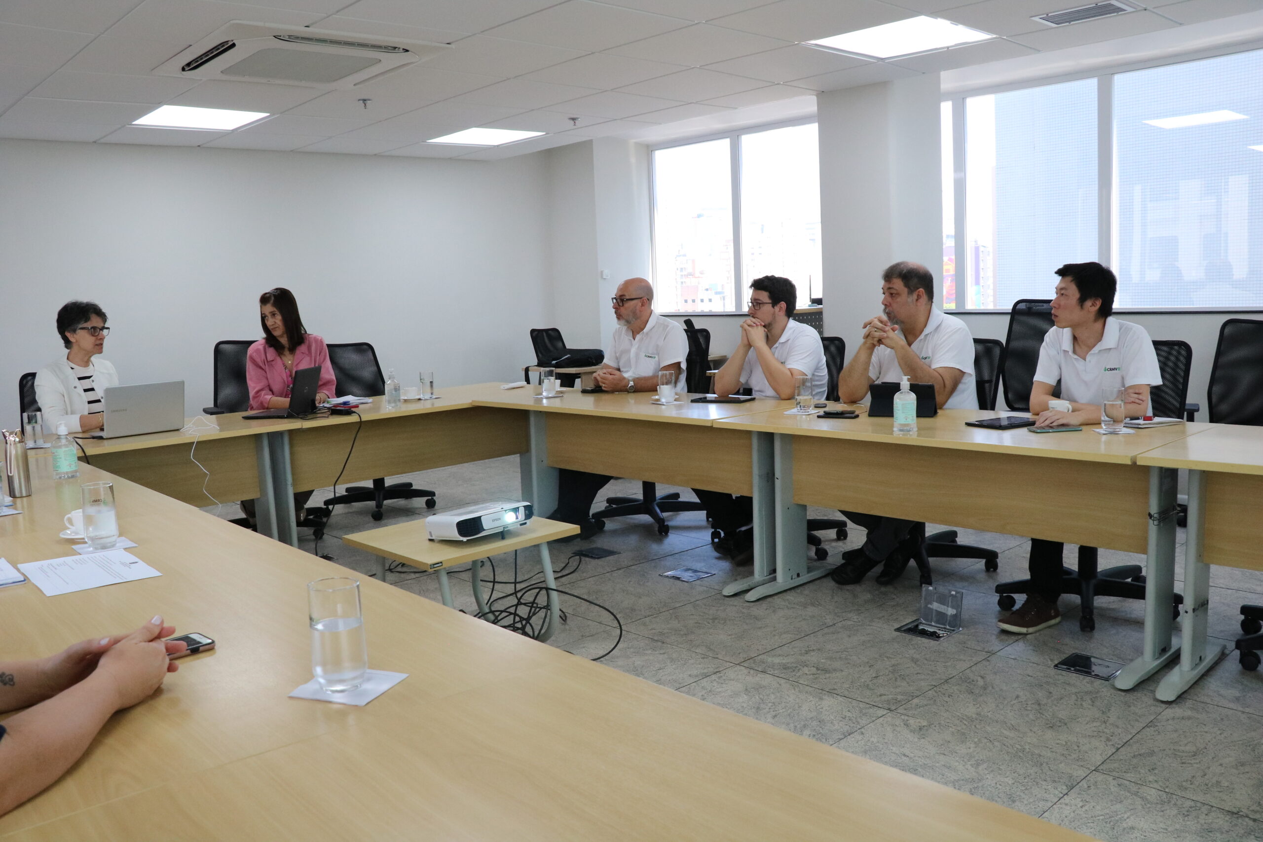 Da esquerda para a direita: a presidente da Comissão de Pesquisa Clínica Veterinária do CRMV-SP, Greyce Balthazar Lousana; a tesoureira e presidente da Comissão de Responsabilidade Técnica do Regional, Rosemary Viola Bosch; o coordenador de fiscalização e multas do CRMV-SP, Artur Ribeiro; e os fiscais Victor Galvão, Christian Volpi e Guilherme Towata.