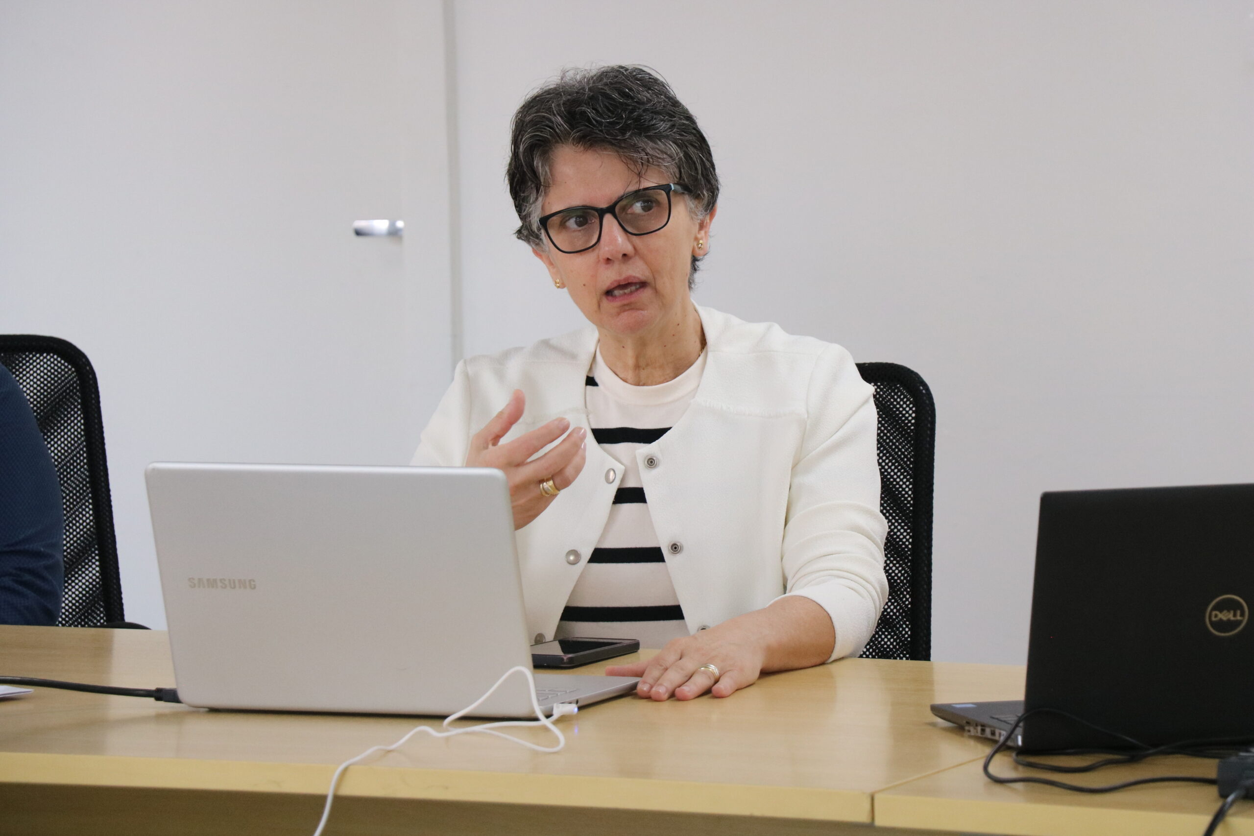 Na foto, a presidente da Comissão de Pesquisa Clínica Veterinária do CRMV-SP, Greyce Balthazar Lousana.