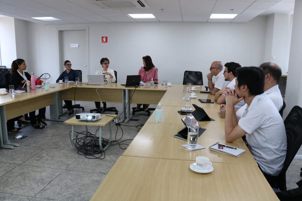 Na foto, membros do treinamento sentados.