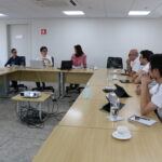 Na foto, membros do treinamento sentados.