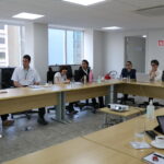 Na foto, membros do treinamento sentados.