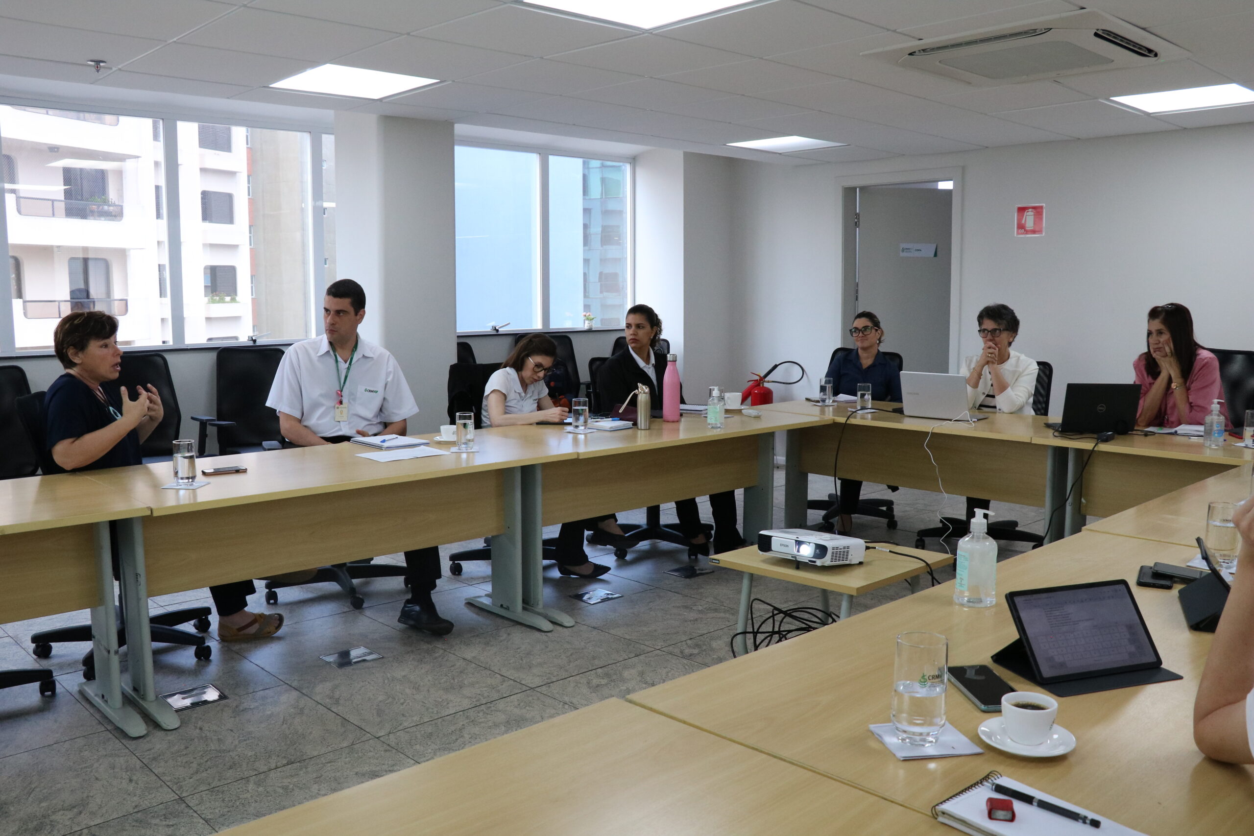 Na foto, membros do treinamento sentados.