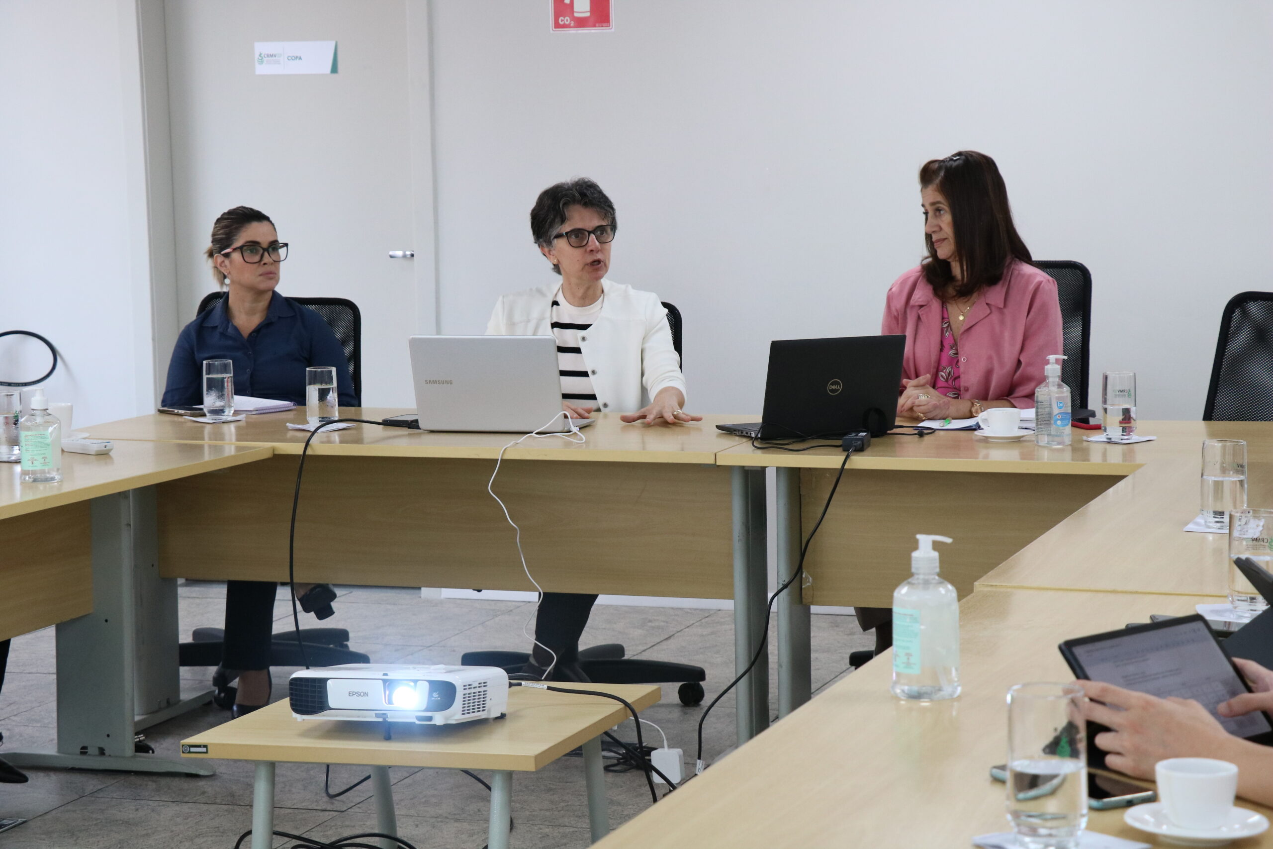 Na foto, membros do treinamento sentados.