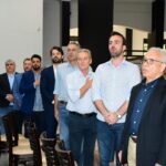 Na foto, os dirigentes da celebração estão de pé, cantando o hino nacional, incluindo o presidente do CRMV-SP, Odemilson Donizete Mossero.