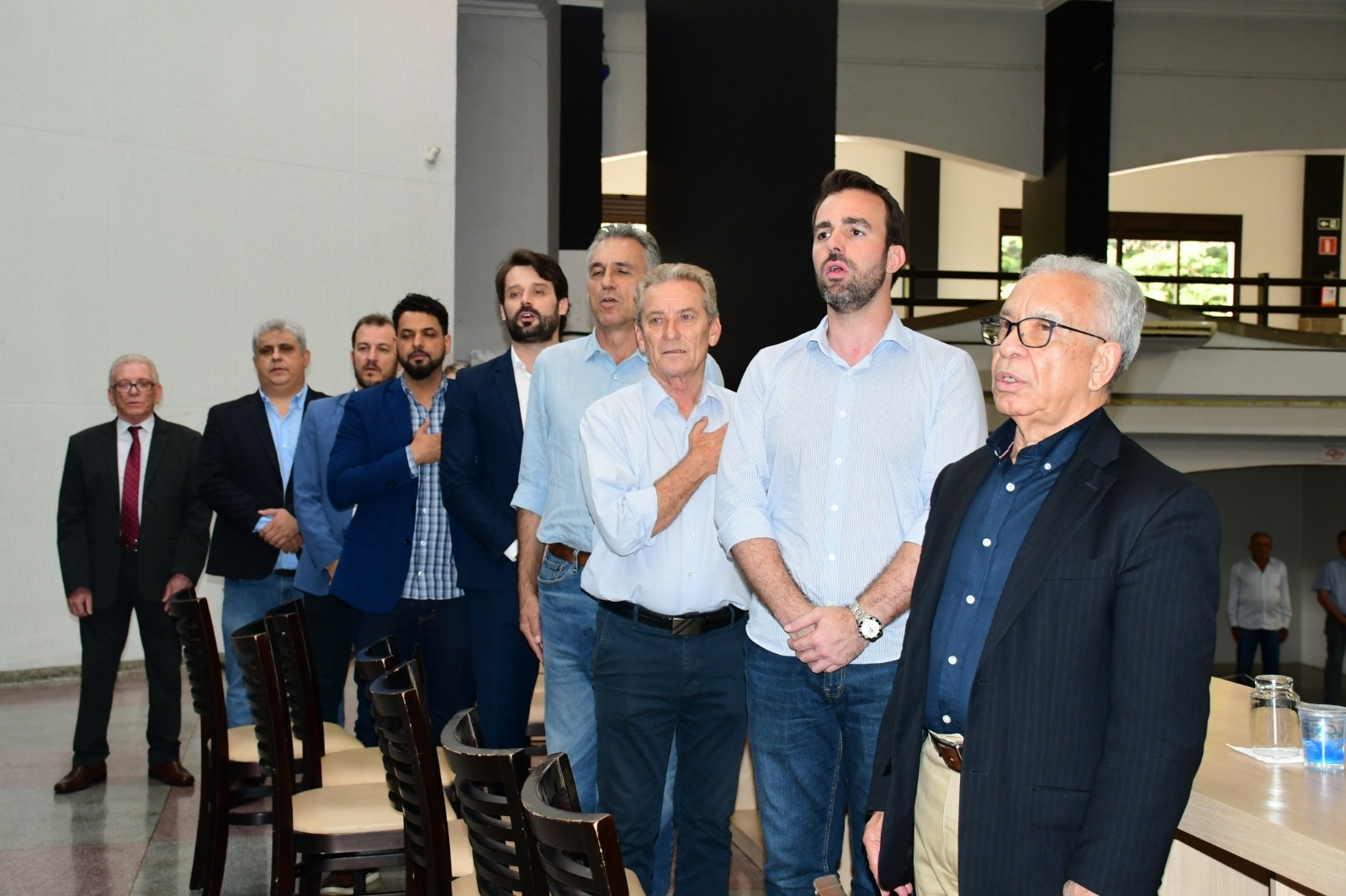 Na foto, os dirigentes da celebração estão de pé, cantando o hino nacional, incluindo o presidente do CRMV-SP, Odemilson Donizete Mossero.