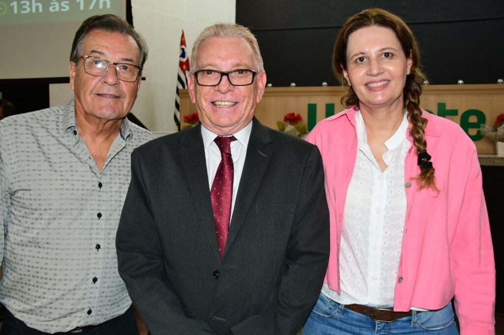 Na foto, da direita para a esquerda, a conselheira do CRMV-SP e coordenadora do curso de Zootecnia da Unoeste, Ana Claudia Ambiel; o presidente do CRMV-SP, Odemilson Donizete Mossero; e o representante regional do Conselho em Presidente Prudente e coordenador de extensão da Unoeste, Haroldo Alberti.