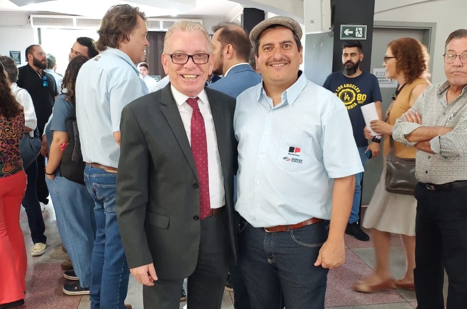 Foto com participantes do evento, incluindo o presidente do CRMV-SP, Odemilson Donizete Mossero.
