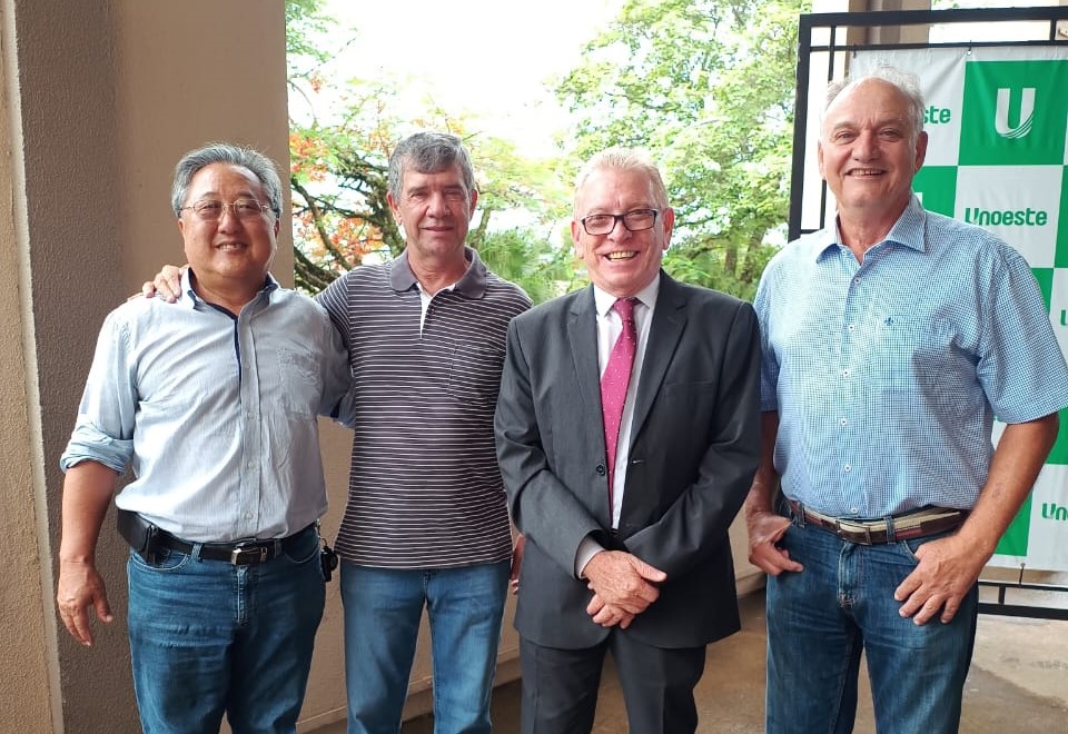 Foto com participantes do evento, incluindo o presidente do CRMV-SP, Odemilson Donizete Mossero.