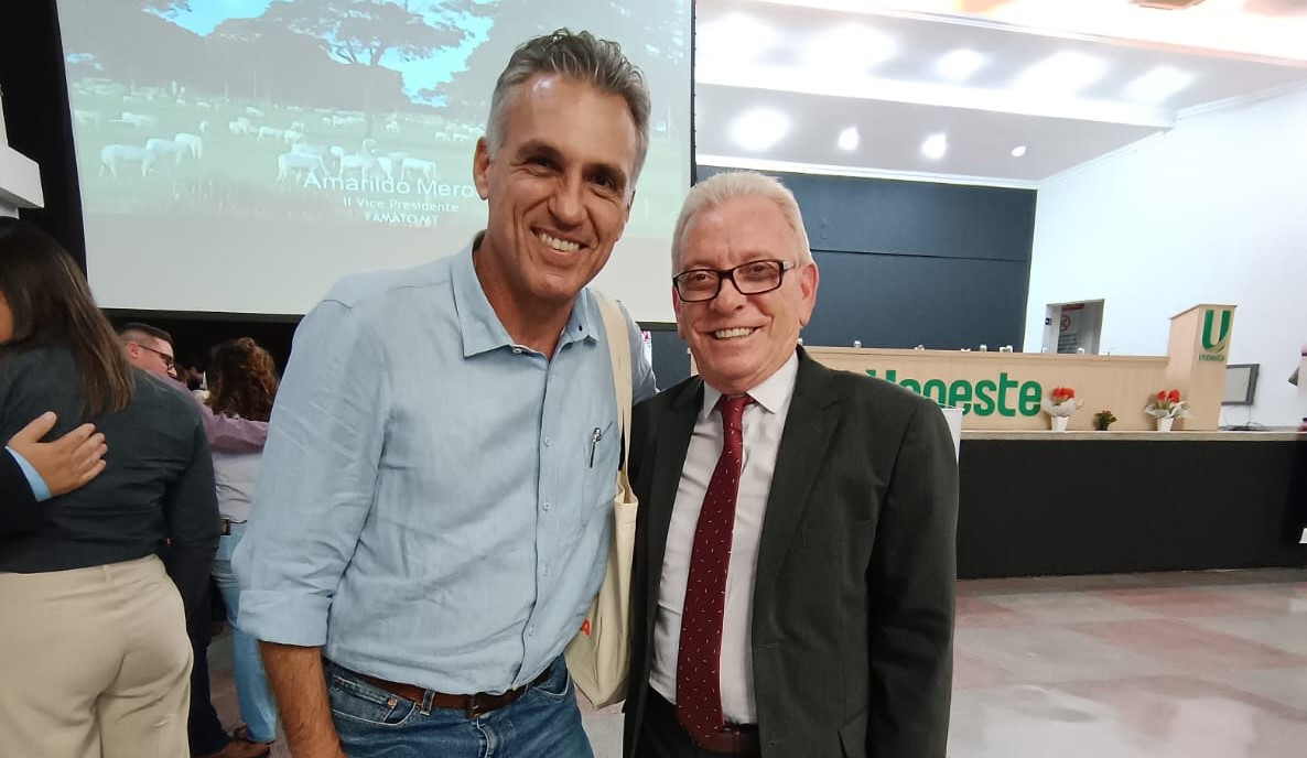 Foto com participantes do evento, incluindo o presidente do CRMV-SP, Odemilson Donizete Mossero.