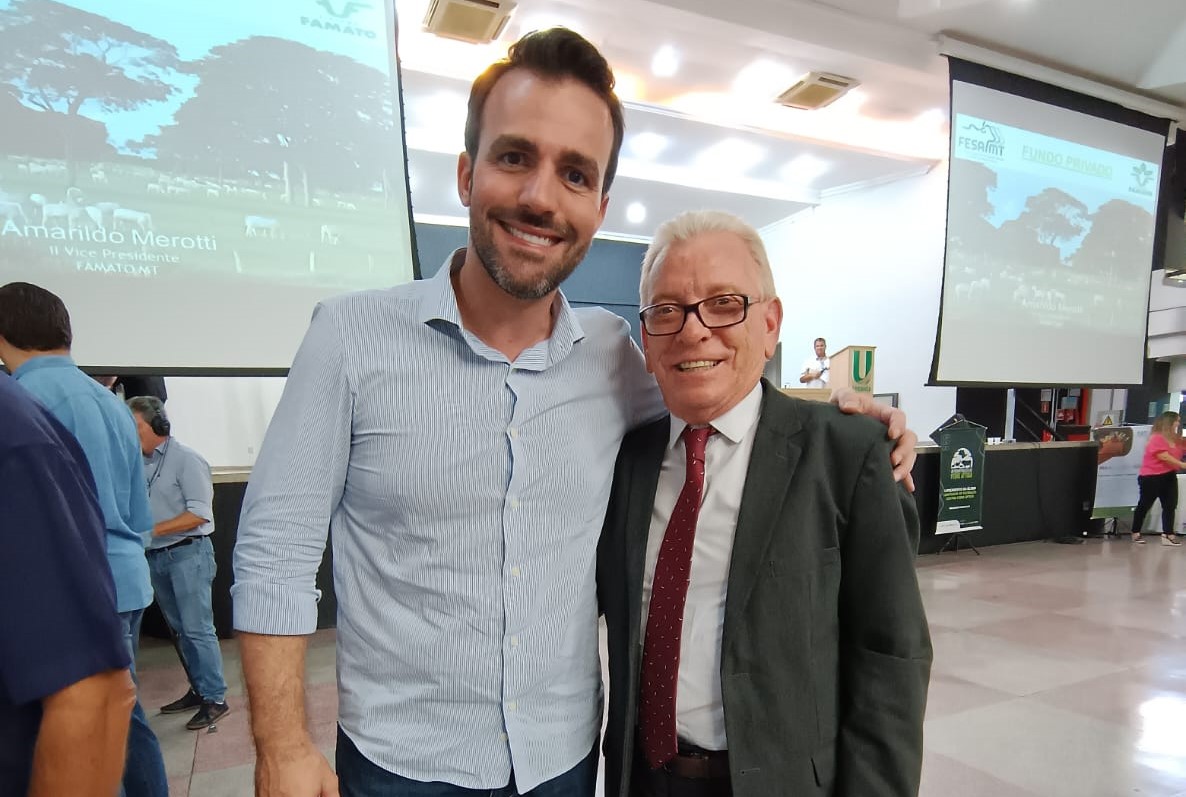 Foto com participantes do evento, incluindo o presidente do CRMV-SP, Odemilson Donizete Mossero.