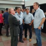 Foto com participantes do evento, incluindo o presidente e o secretário-geral do CRMV-SP, Odemilson Donizete Mossero e Fernando Gomes Buchala.